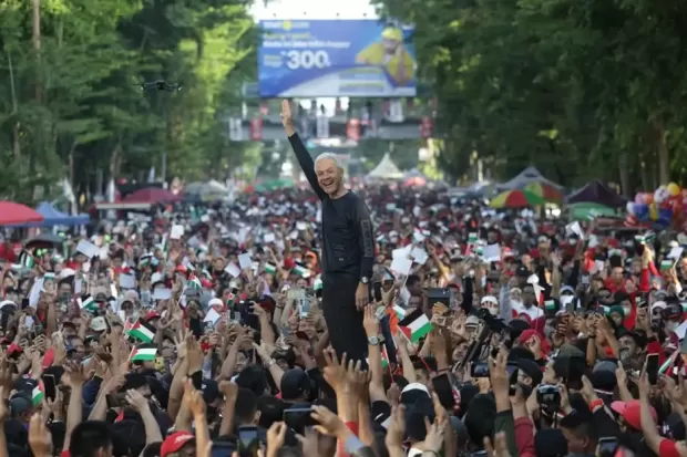 Peserta Kibarkan Bendera Palestina Di Jalan Sehat Bersama Capres Ganjar