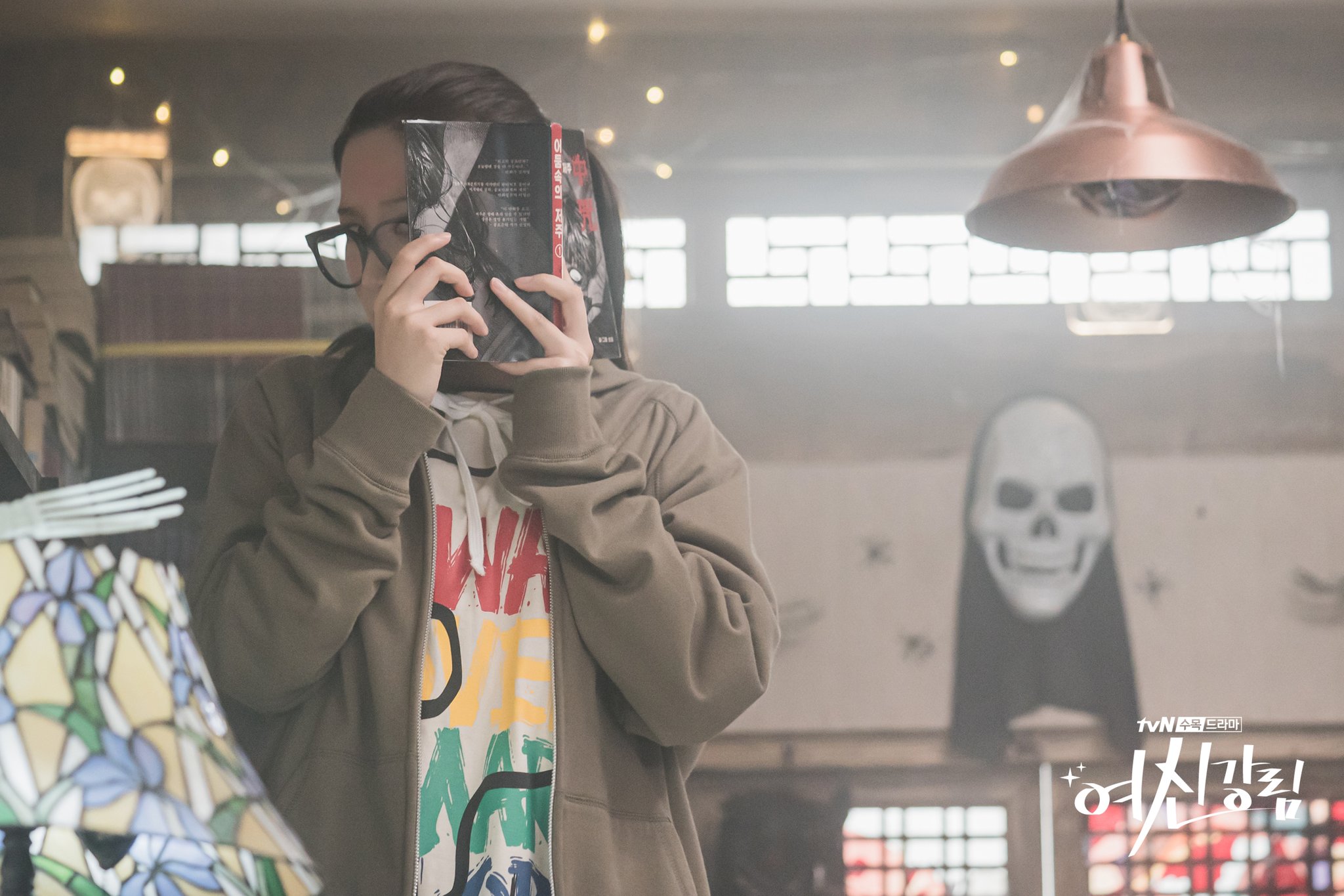 Pertemuan Moon Ga Young dan Cha Eun Woo di Toko Buku dalam Drama ‘True Beauty’
