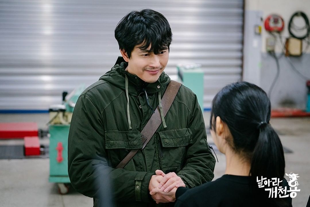 Jung Woo Sung Tampil Perdana Jadi Reporter di ‘Delayed Justice’