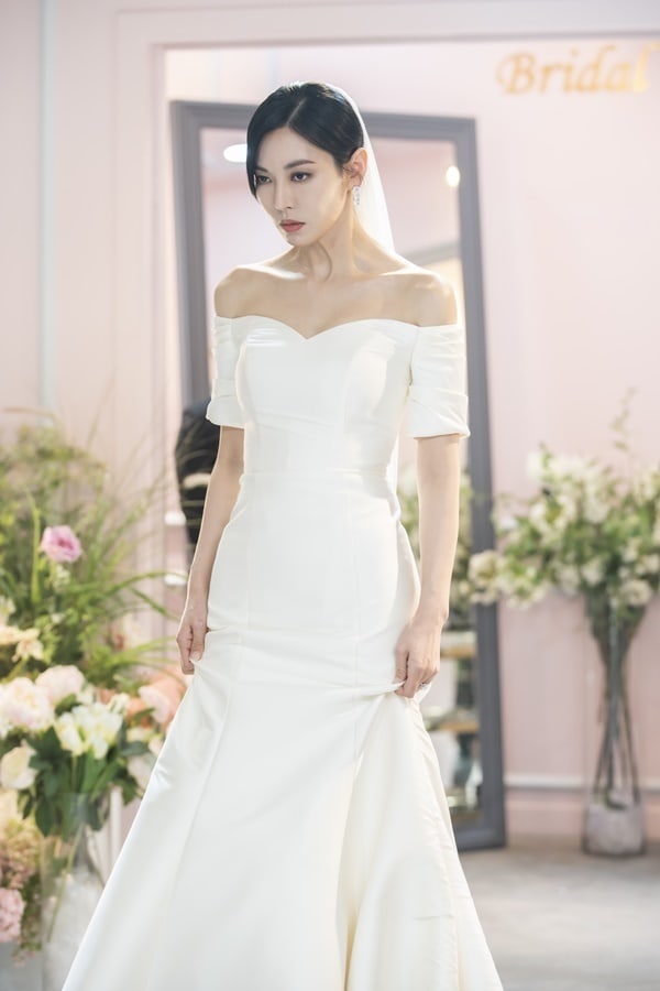 Bersitegang, Uhm Ki Joon dan Kim So Yeon Fitting Baju Pengantin di 'The Penthouse 2'