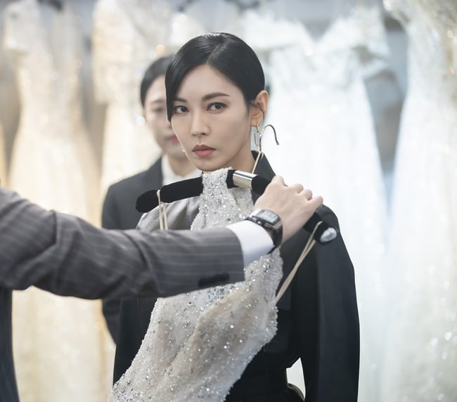 Bersitegang, Uhm Ki Joon dan Kim So Yeon Fitting Baju Pengantin di 'The Penthouse 2'