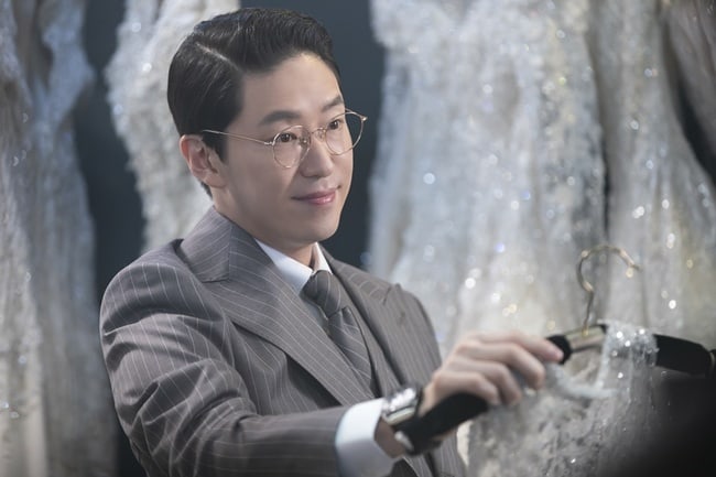 Bersitegang, Uhm Ki Joon dan Kim So Yeon Fitting Baju Pengantin di 'The Penthouse 2'