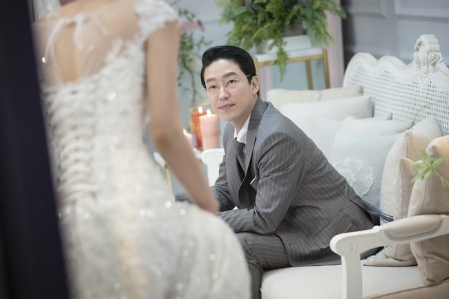 Bersitegang, Uhm Ki Joon dan Kim So Yeon Fitting Baju Pengantin di 'The Penthouse 2'