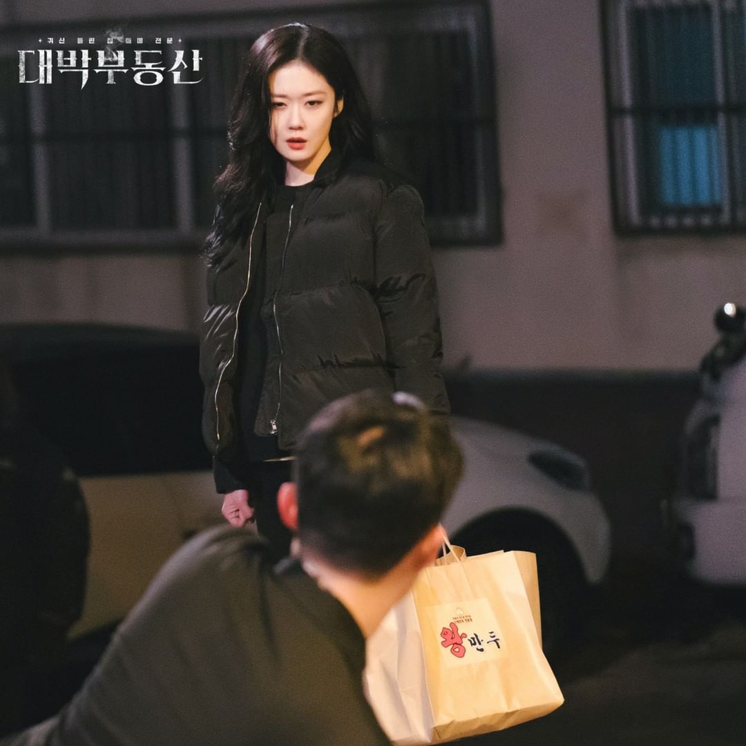 jang-nara-tunjukkan-sikap-berani-hadapi-gangster-dalam--sell-your-haunted-house