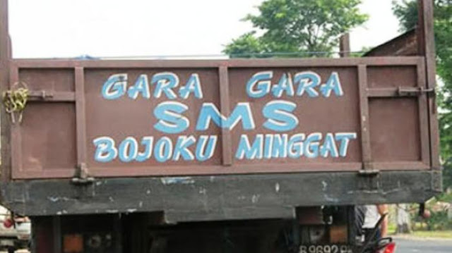 Kumpulan foto Tulisan Lucu Di Bak Truk Kreatif yang ada di Indonesia