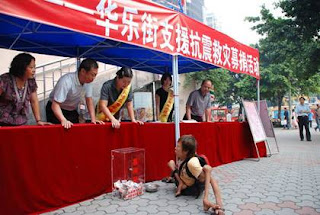 renungan,,,,,,Dikira Mengemis Anak Cacat Ini Malah Menyumbang..