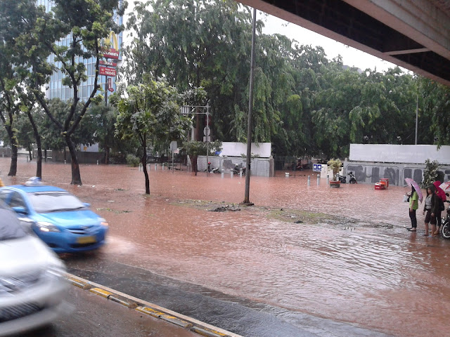 Foto-foto Banjir di Jalan Sudirman Jakarta Pusat
