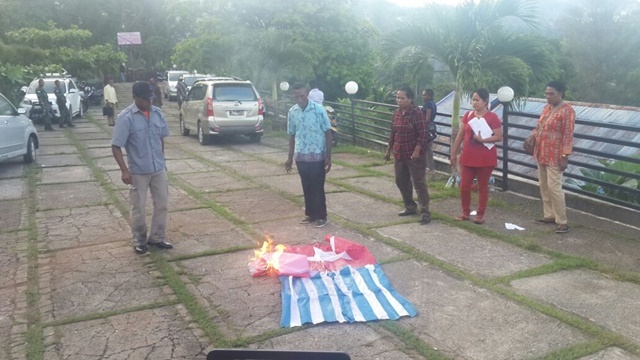 warga-papua-bakar-bendera-kejora-nyatakan-setia-pada-nkri