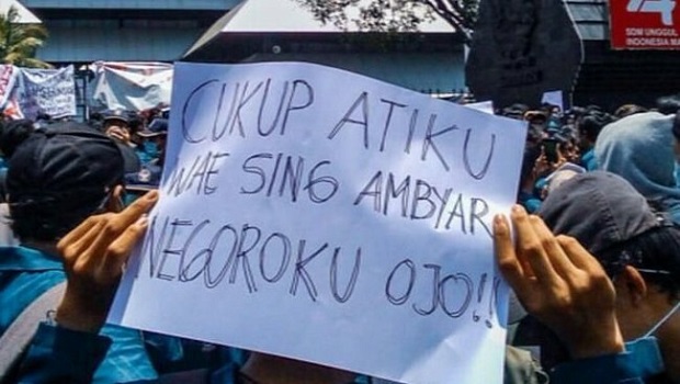 7 Gambar Spanduk Demo yang Bikin Kalian Gagal Paham