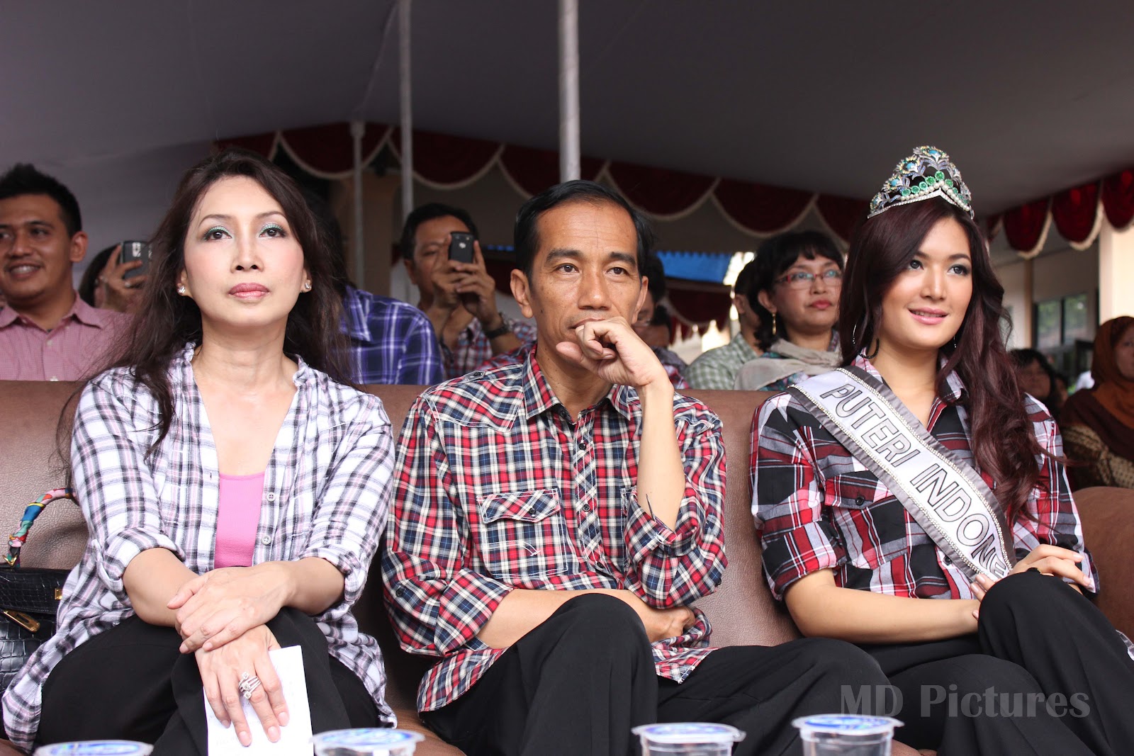 &#91;PIC&#93; Wanita-wanita Muda Cantik Disekitar Jokowi .... Woowwwww!