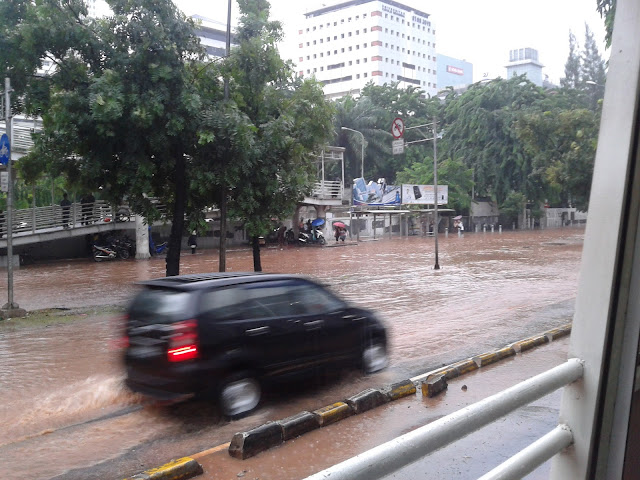 Foto-foto Banjir di Jalan Sudirman Jakarta Pusat