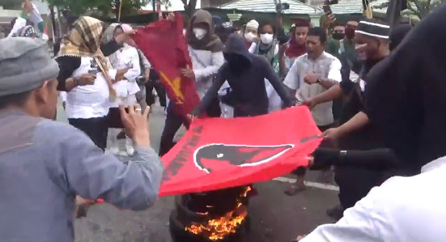 Massa Anti Komunis Kembali Bakar Bendera PKI Dan PDIP Di Poso