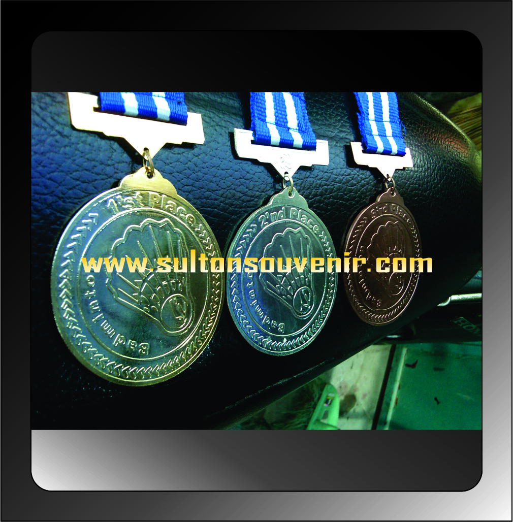 plakat fiber,medali,pin,piala,dll