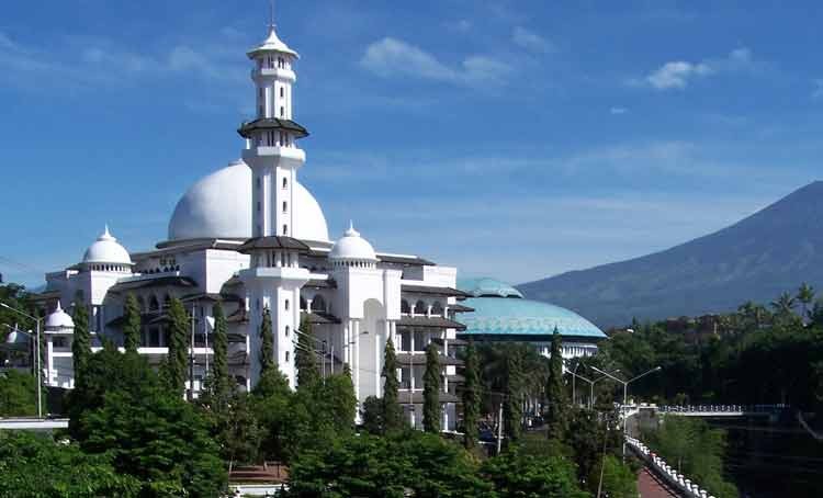 7 Masjid Kampus Terbesar Di Indonesia