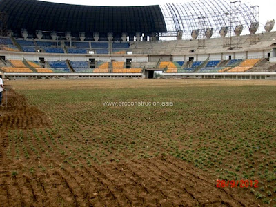 &#91;Proses&#93; Pekerjaan Rumput Lapangan Sepakbola Stadion Gedebage Kota Bandung