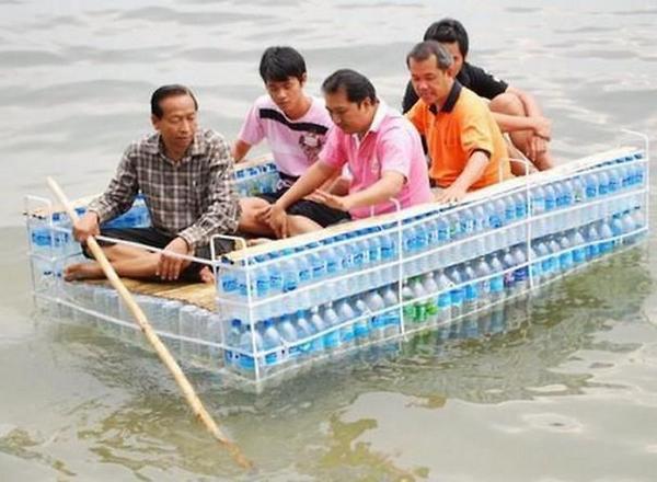 (+Pict) Jangan Dibuang Gan!!! Barang Bekas ini Bisa Dibuat Perahu Saat Banjir 