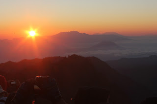 Perbandingan Bromo Musim Kemarau dengan Musim Penghujan