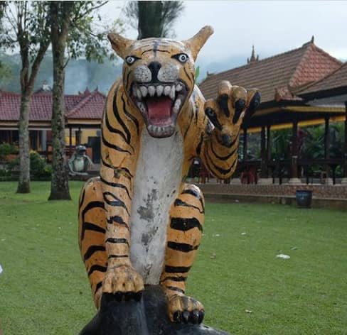 10 Bentuk patung macan cuma ada di Indonesia ini bikin tepuk jidat