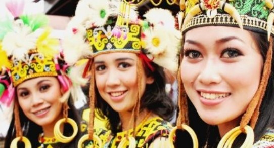 6 Foto Ini Buktikan Kalau Wanita Suku Dayak Memiliki Kecantikan Yang Alami