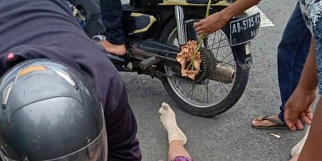 Rok Panjang Tersangkut Gir, Perempuan Ini Jatuh dari Motor dan Meninggal Seketika.