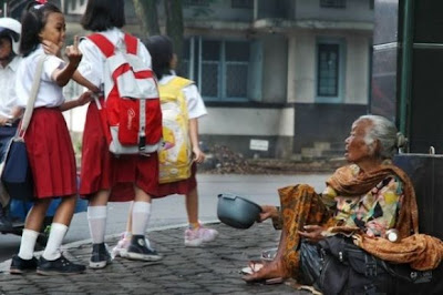 Foto Memalukan Anak SD Indonesia yg tersebar di media barat...