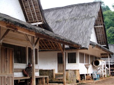 momen-spesial-ketika-rumah-beratapkan-seng-sederhana-itu-indah