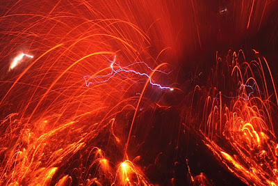 Volcanic Lightning, fenomena petir di atas letusan gunung berapi :cool