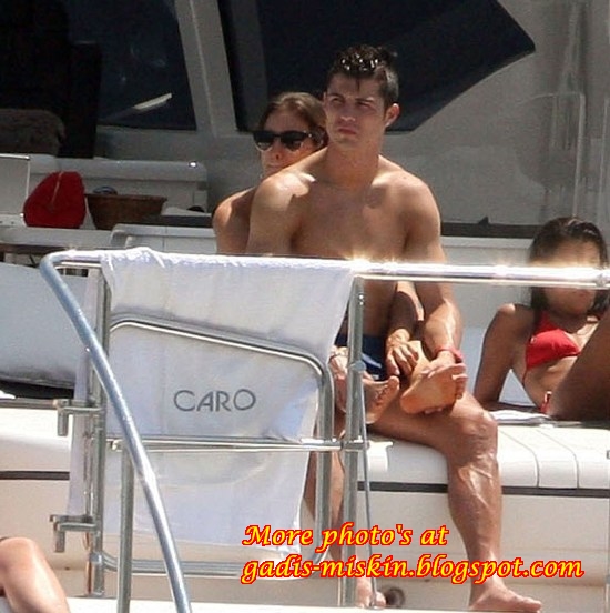 Christian Ronaldo dan Irina Shayk liburan di pantai