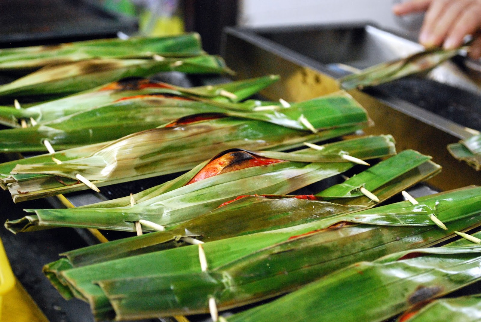 4 Kuliner Indonesia ini Makin Enak karena Dibungkus Daun
