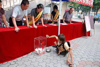 renungan,,,,,,Dikira Mengemis Anak Cacat Ini Malah Menyumbang..