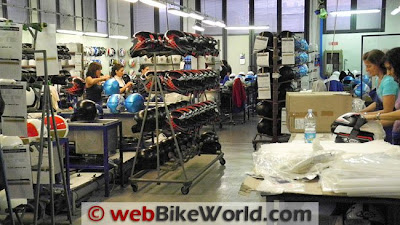 PROSES PEMBUATAN HELM STANDAR MOTOGP
