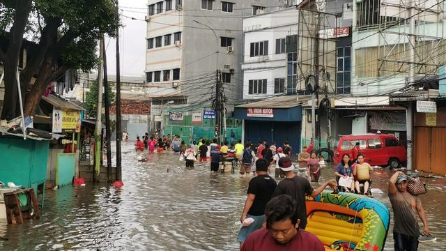 Perbedaan Solusi Ahok dan Anies Untuk Menangani Masalah Banjir Jakarta
