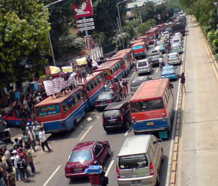 Manfaat kopaja masuk ke jalur busway, SETUJU / TIDAK ?