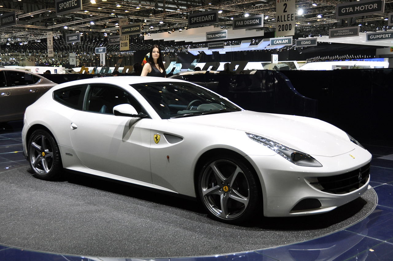 Ferrari FF 2012, 2 Pintu 4 Kursi Family Supercar!