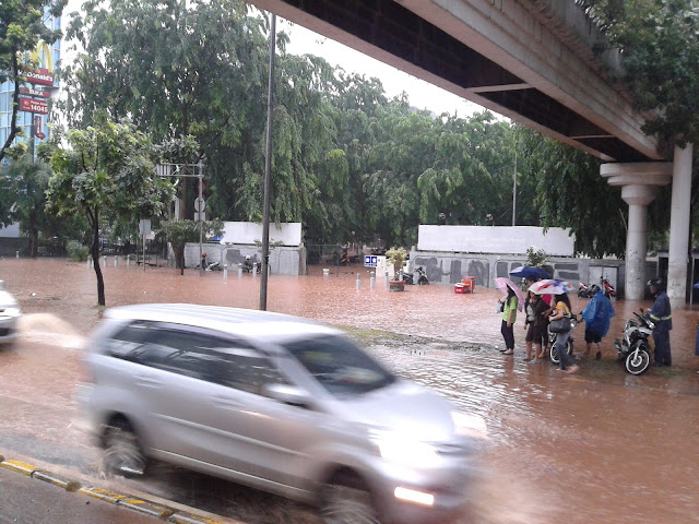 Foto-foto Banjir di Jalan Sudirman Jakarta Pusat