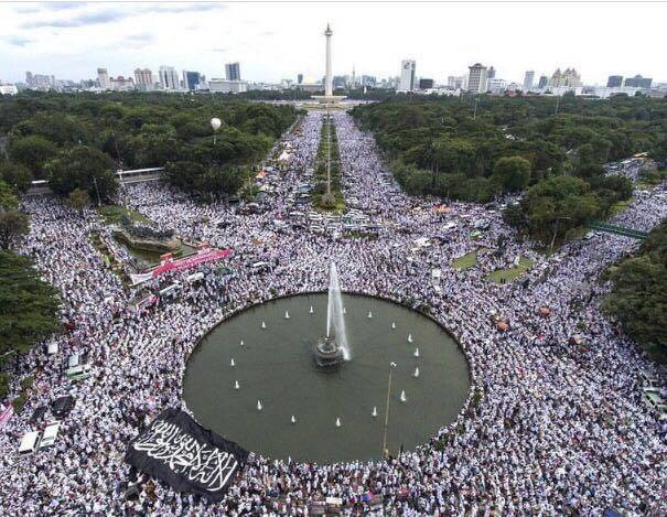 Bendera Hitam Raksasa Diarak di Depan Monas dengan Tertib