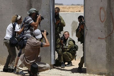 ADA YANG ANEH DENGAN GAMBAR INI? (Coba lihat)