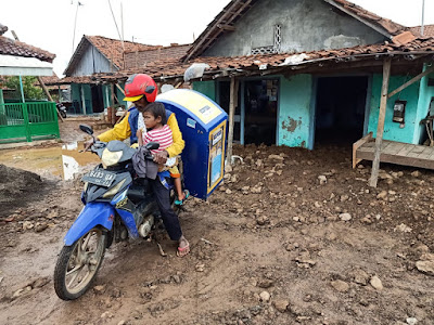 Kisah Penjual Roti Keliling Selalu Gendong Putrinya Kecilnya Yang Lumpuh