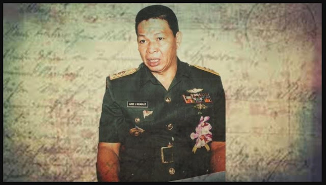 kala-gus-dur-tunjuk-perwira-kristen-arie-kumaat-jadi-kepala-intel-negara