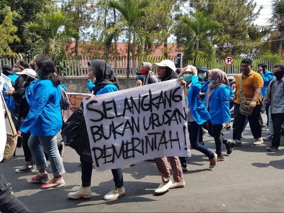 7 Gambar Spanduk Demo yang Bikin Kalian Gagal Paham