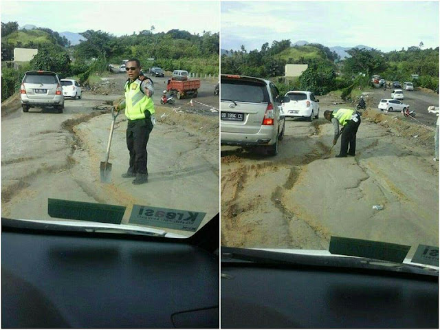 Atur Lalin Sambil Timbun Jalan, Foto Polisi Sulut Ini Viral di Medsos