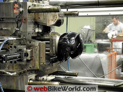 PROSES PEMBUATAN HELM STANDAR MOTOGP