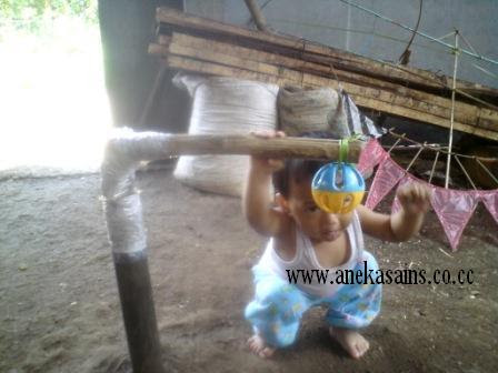 &#91;Video&#93; Cara Tradisional Efektif Melatih Bayi Jalan Sendiri