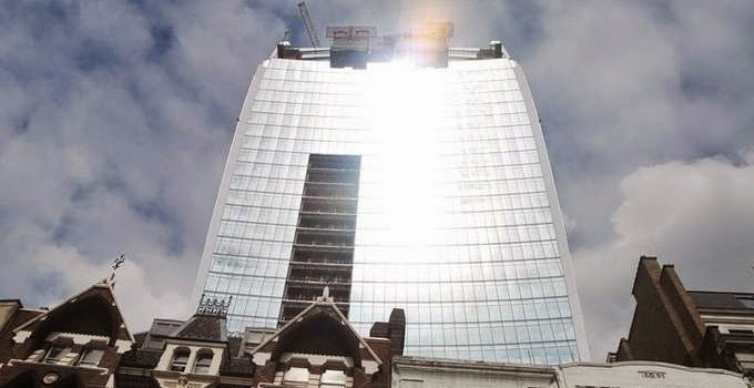 Gedung Ini Bisa Melelehkan Sebuah Mobil di Inggris, Percaya?....