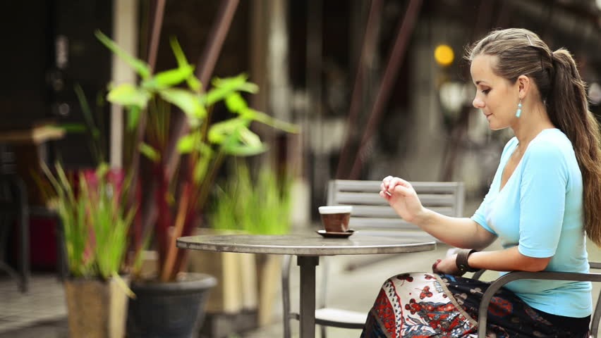 Kalau Cewek Udah Ngasih 13 Kode Ini, Jangan Ragu Untuk Langsung Menembaknya