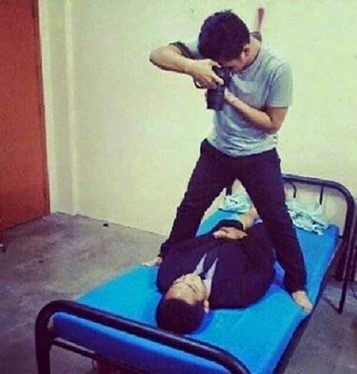 6 Foto Gokil Mengakali Pas Foto Latar Belakang Biru