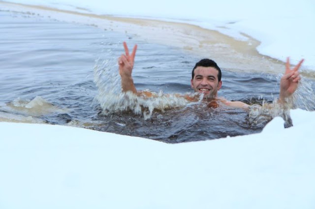 Tradisi Unik Di Finlandia, Berani Coba Berenang di Air Sedingin Es ? Manfaatnya..