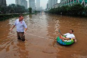 Gaya Turis Jerman &quot;Nikmati&quot; Banjir Jakarta 