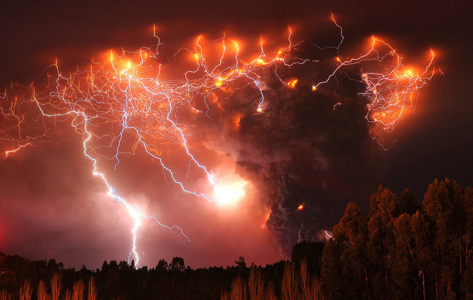 Volcanic Lightning, fenomena petir di atas letusan gunung berapi :cool