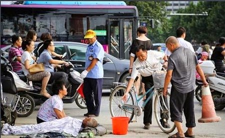 Menangis Saat Mengemis, Ternyata Makan Malamnya di Hotel Bintang Lima